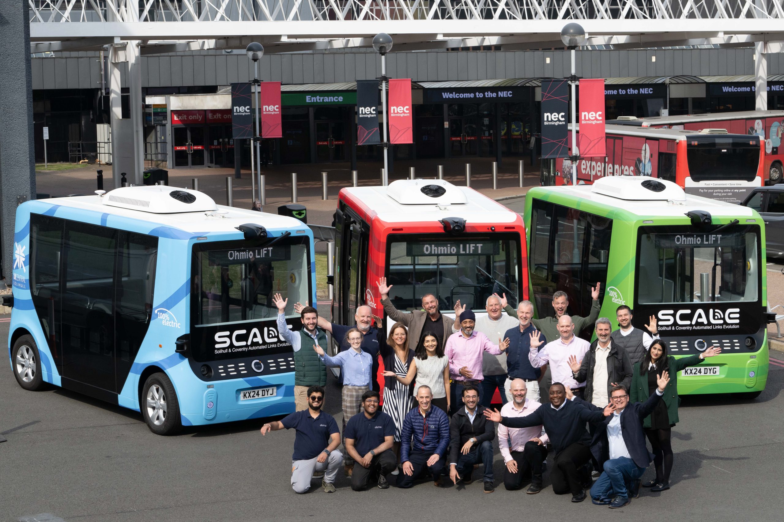Members of the SCALE consortium gathered in front of the SCALE fleet