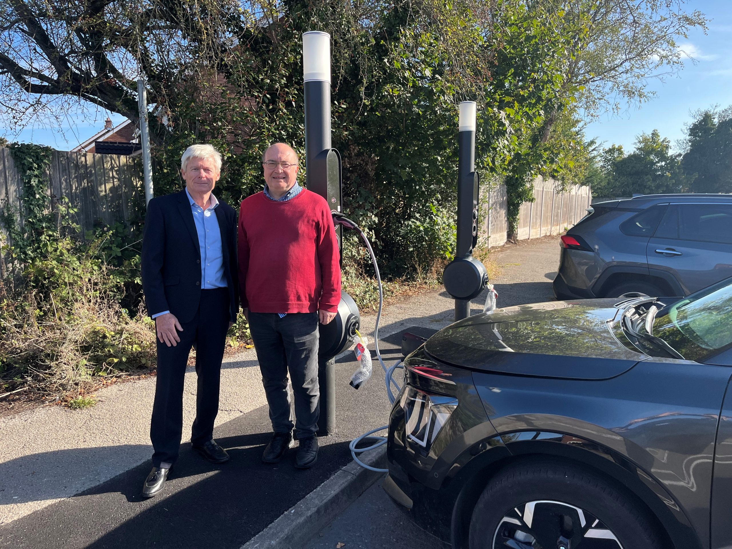 Qwello UK’s Managing Director, Martin Hale (left) and Councillor Andy Mackiewicz, Cabinet Portfolio Holder for Climate Change and Planning (right) standing in front of recently installed Qwello infrastructure in at Knowle shoppers car park